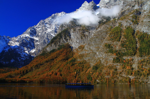 Königssee mit Elektroboot im Hintergrund Watzmann Ostwand